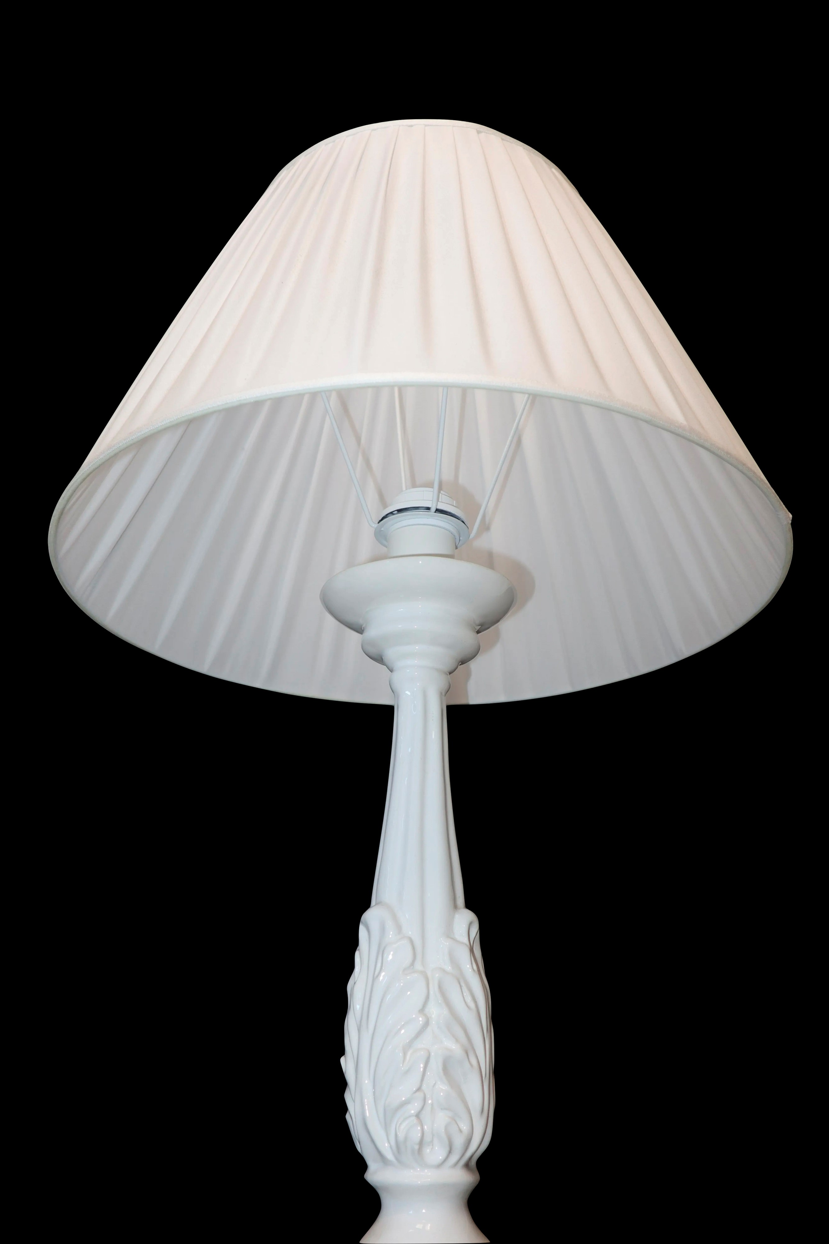 Lampada in porcellana bianca con paralume