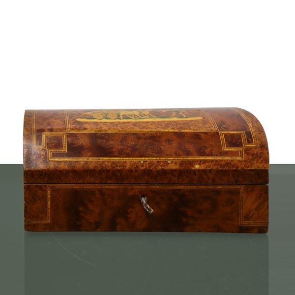 Cassetta in legno intarsiata con motivi geometrici