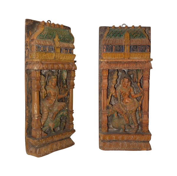 Coppia di sculture in legno con divinità indiane