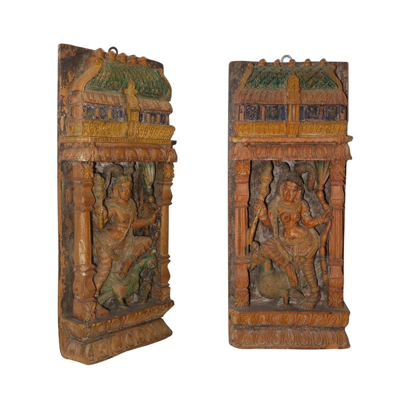 Coppia di Sculture in Legno con Divinità Indiane