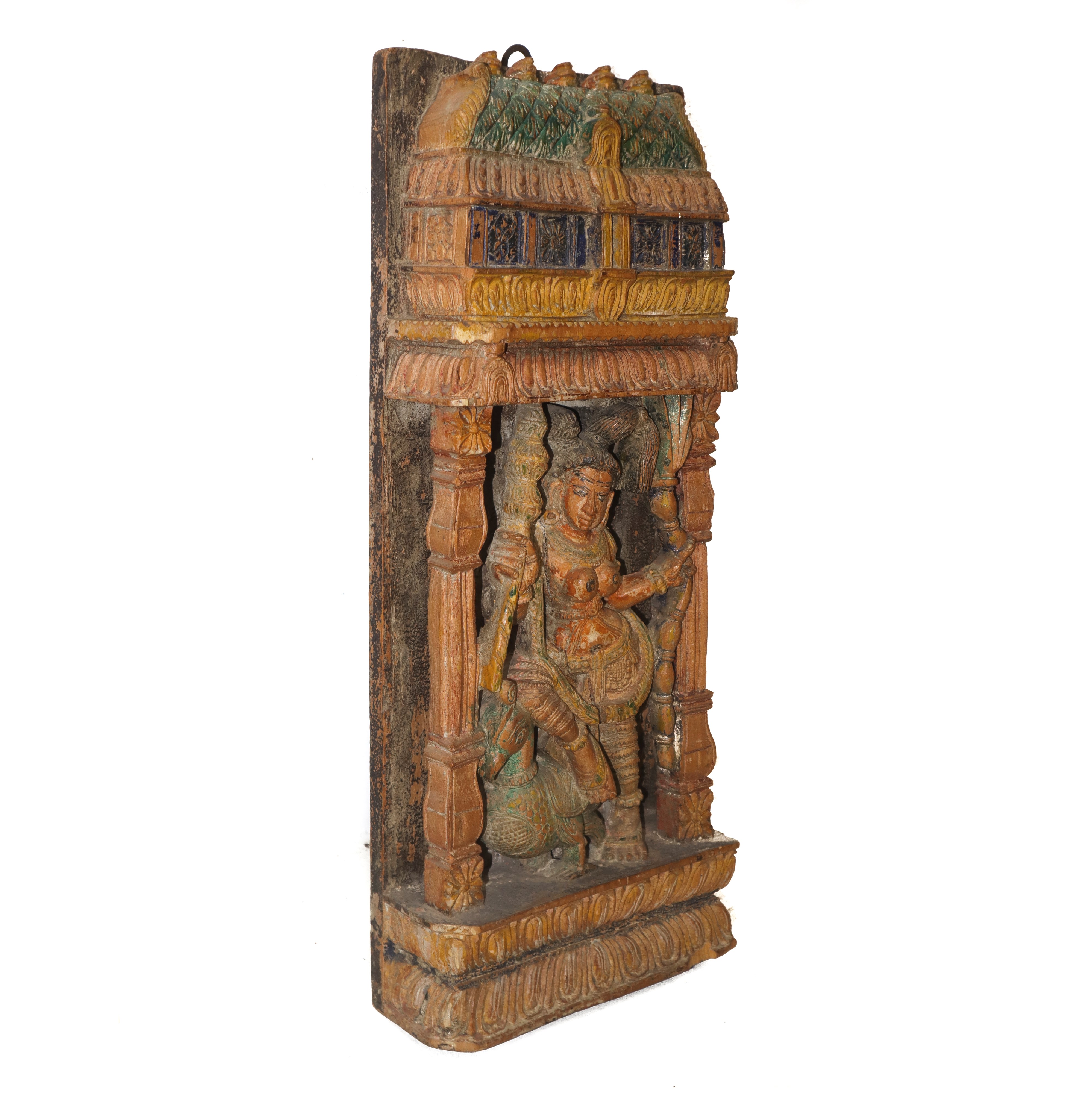 Coppia di Sculture in Legno con Divinità Indiane