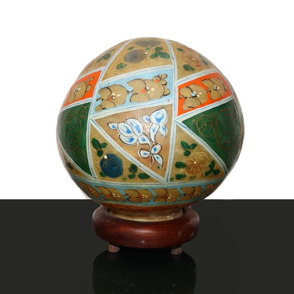 Ball lamp decorated with floral motifs