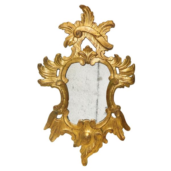 Specchiera in legno dorato e intagliato