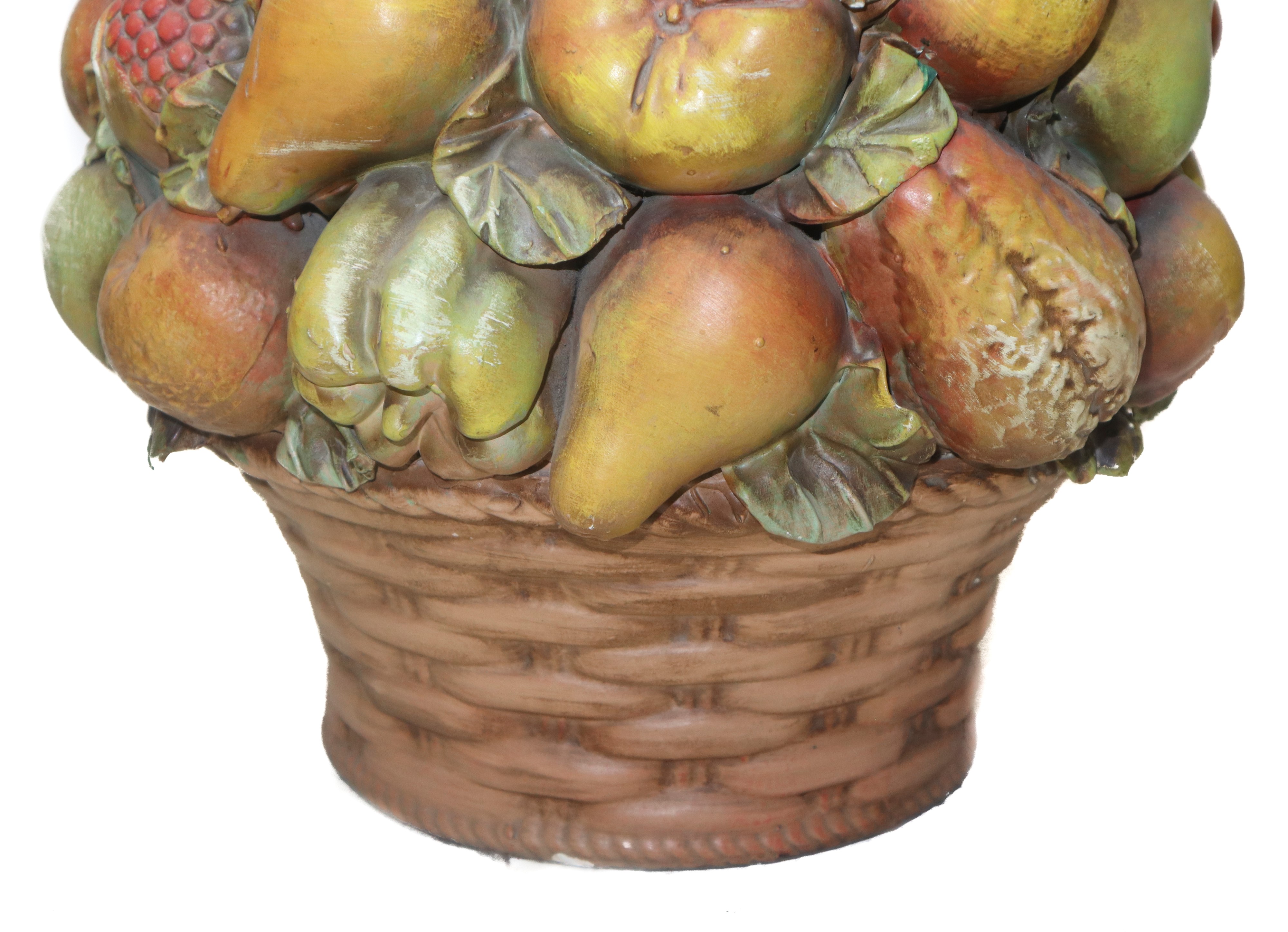 Trionfo di frutta in terracotta policroma, con cesto alla base