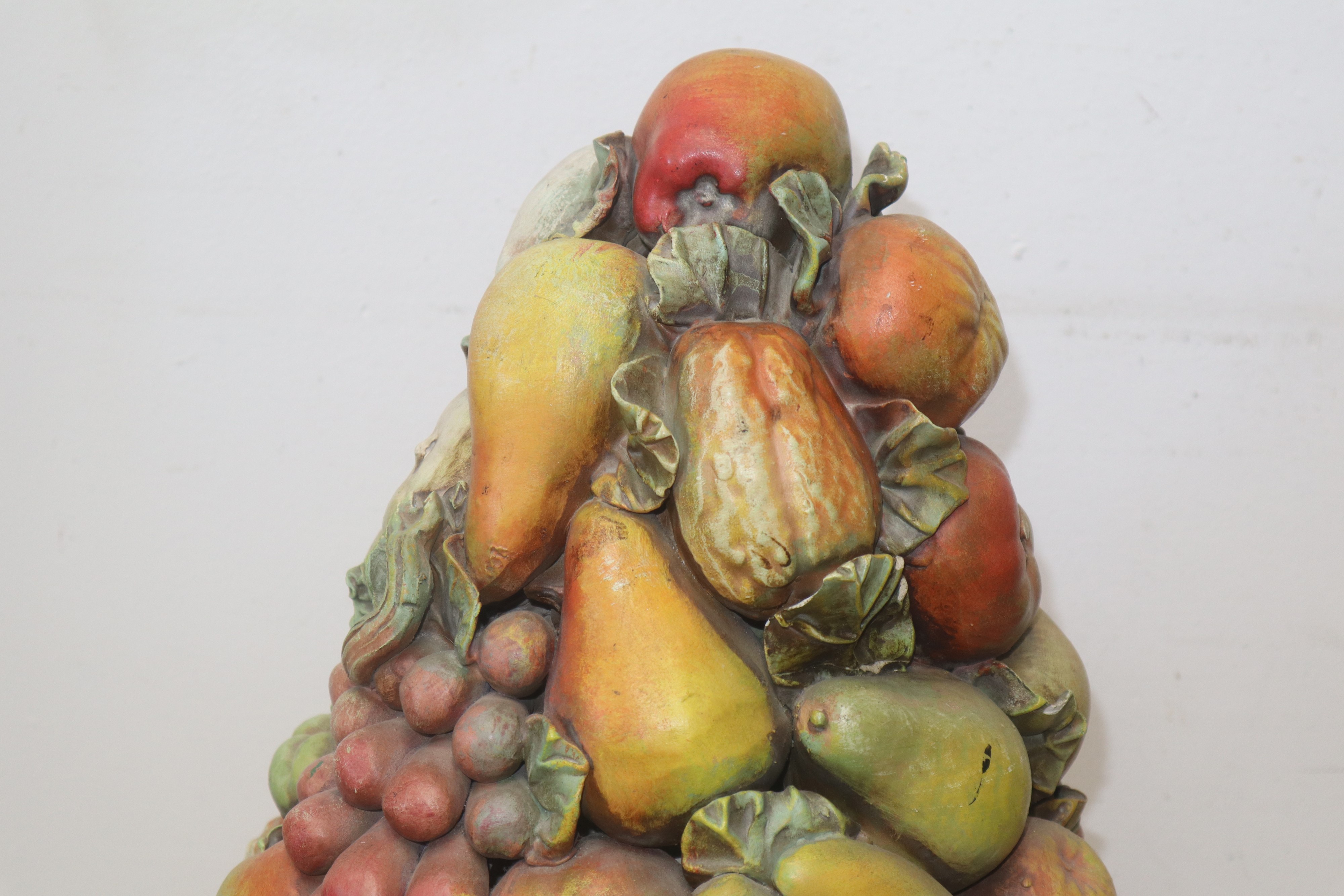 Trionfo di frutta in terracotta policroma, con cesto alla base