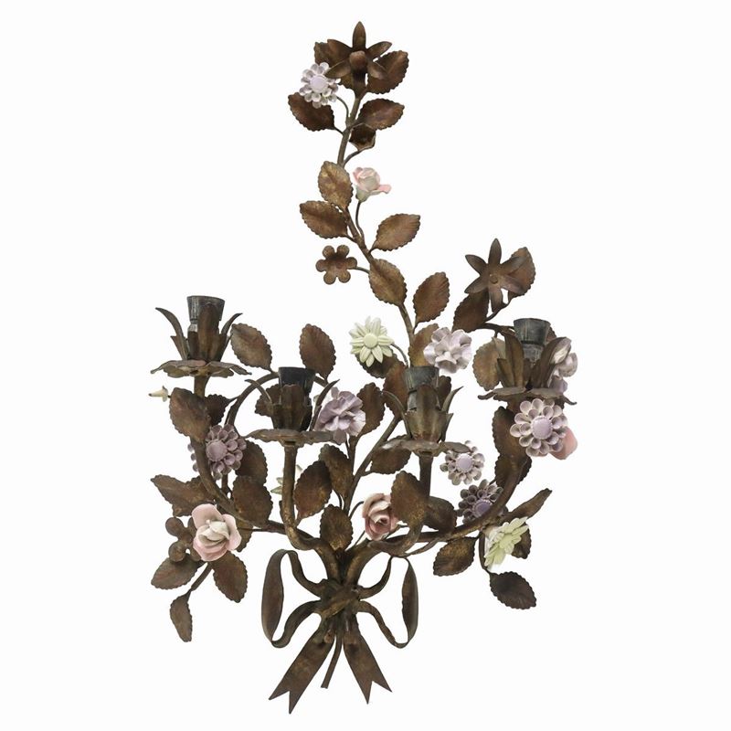 Applique a 4 luci metallo dorato con applicazioni di fiori in porcellana di Capodimonte
