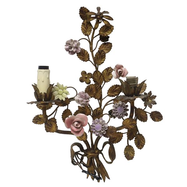 Capodimonte - Applique a 2 luci metallo dorato con applicazioni di fiori in porcellana di Capodimonte