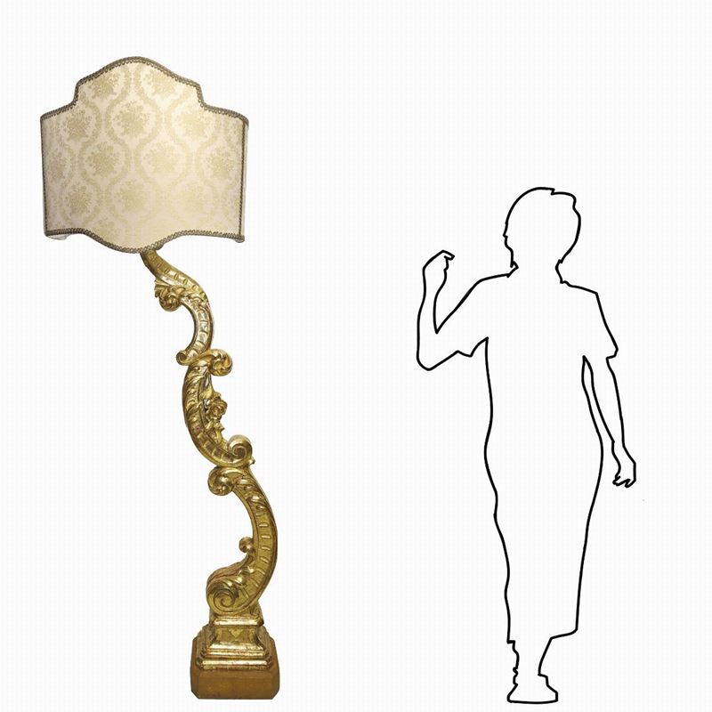 Grande Frammento Ligneo Dorato a Foglia in Oro Zecchino Adattato a Lampada