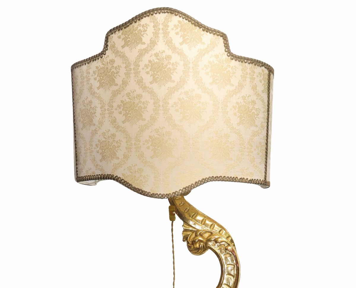 Grande Frammento Ligneo Dorato a Foglia in Oro Zecchino Adattato a Lampada