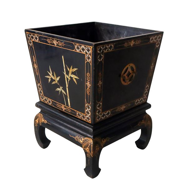 Chinese cachepot in lacquered and engraved wood with golden decorations