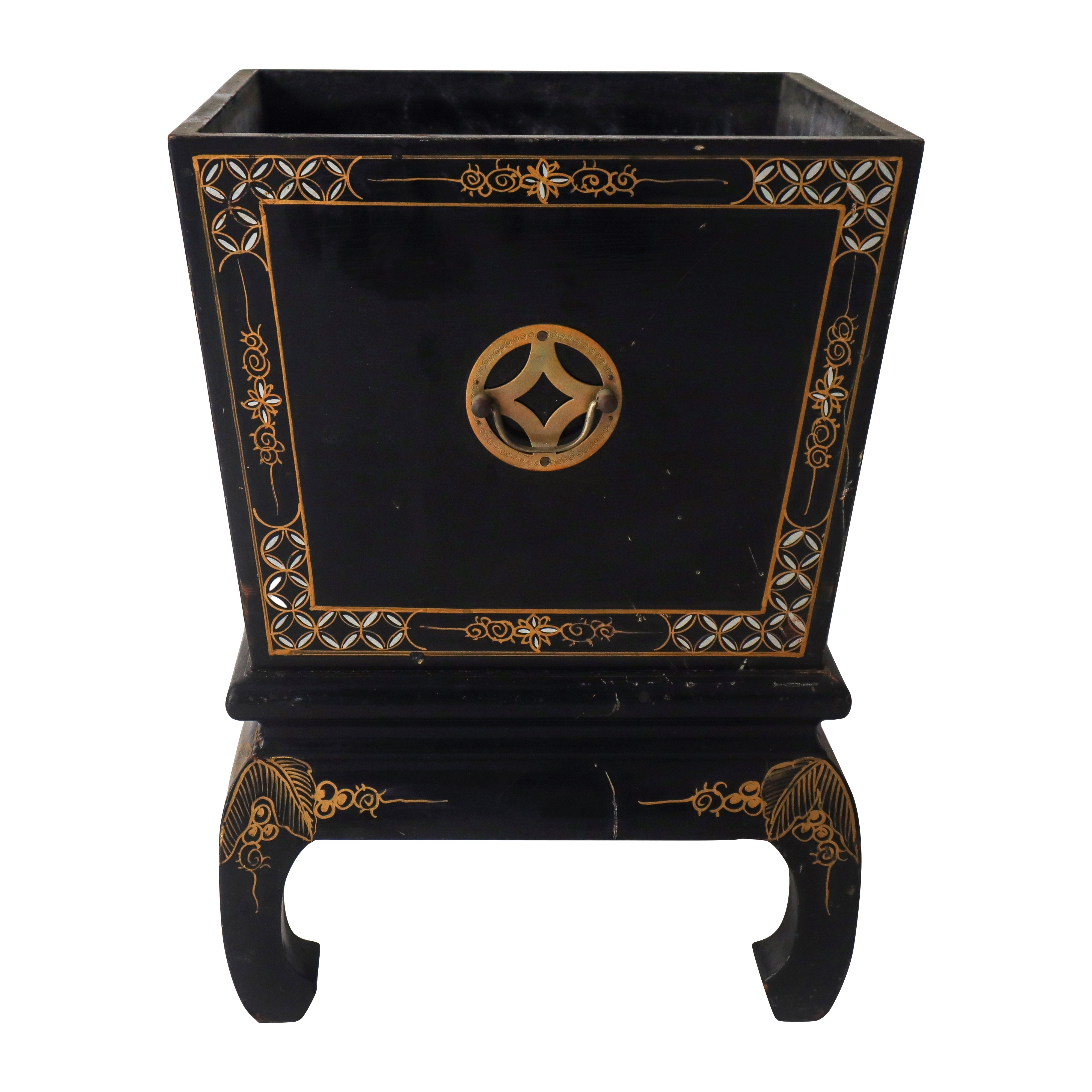 Cachepot cinese in legno laccato e bulinato con decori dorati