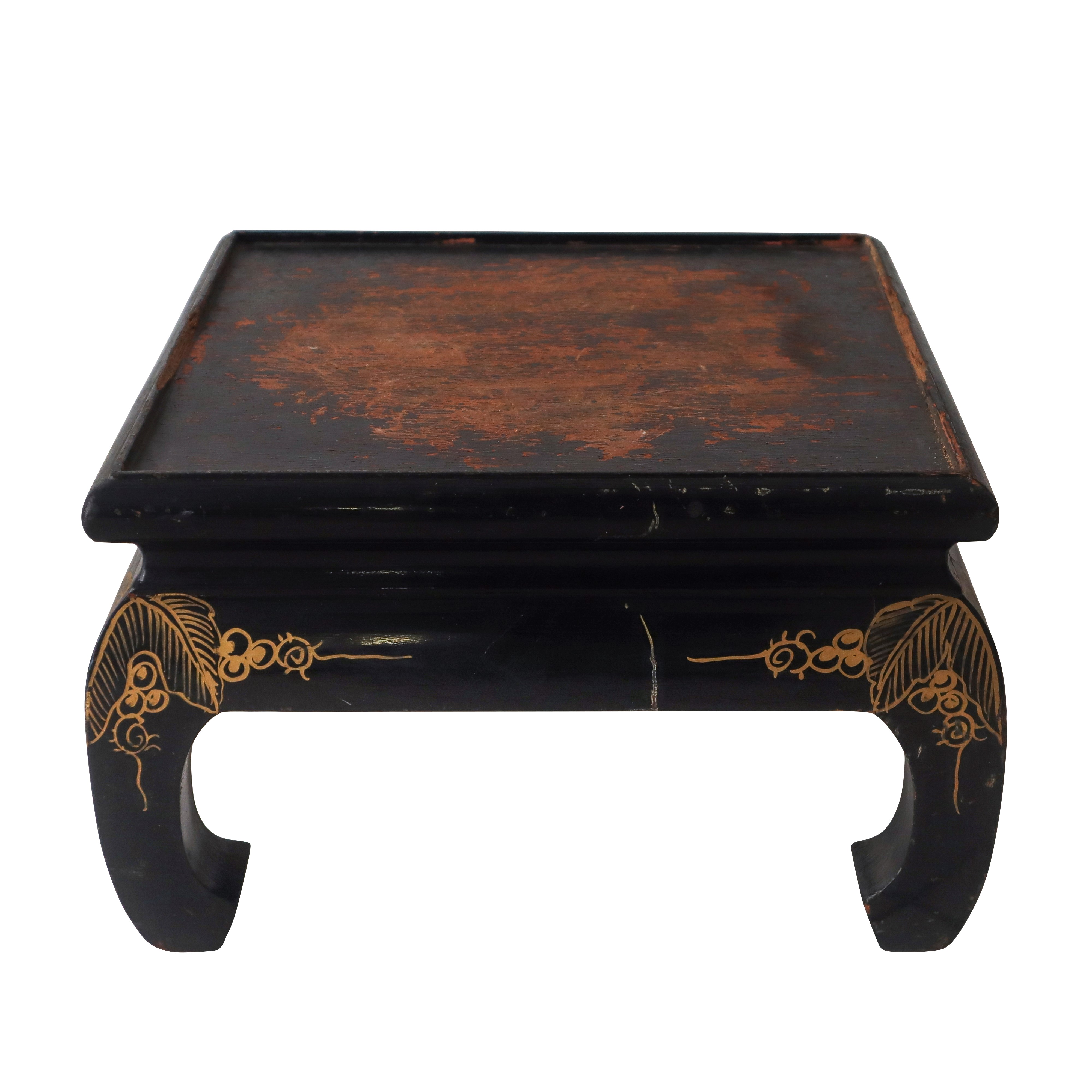 Cachepot cinese in legno laccato e bulinato con decori dorati