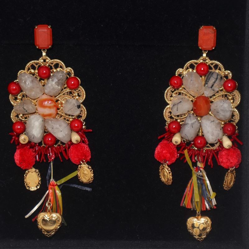 Dolce & Gabbana - Orecchini in Metallo Dorato con Pietre Dure e Pendaglio a Forma di Cuore