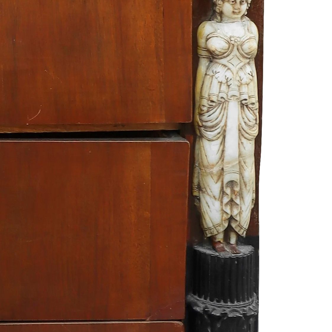 Mobilio siciliano, Chiffonier in piuma di mogano (periodo Impero, inizi XIX secolo)
