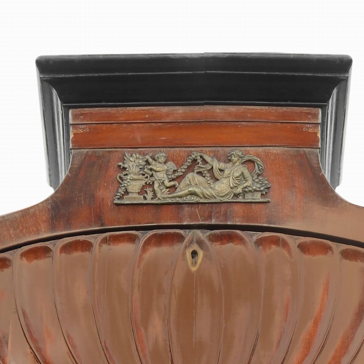 Mobilio siciliano, Chiffonier in piuma di mogano (periodo Impero, inizi XIX secolo)