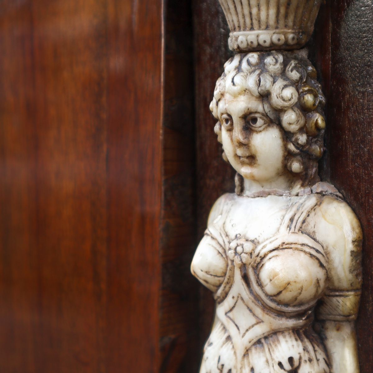 Mobilio siciliano, Chiffonier in piuma di mogano (periodo Impero, inizi XIX secolo)