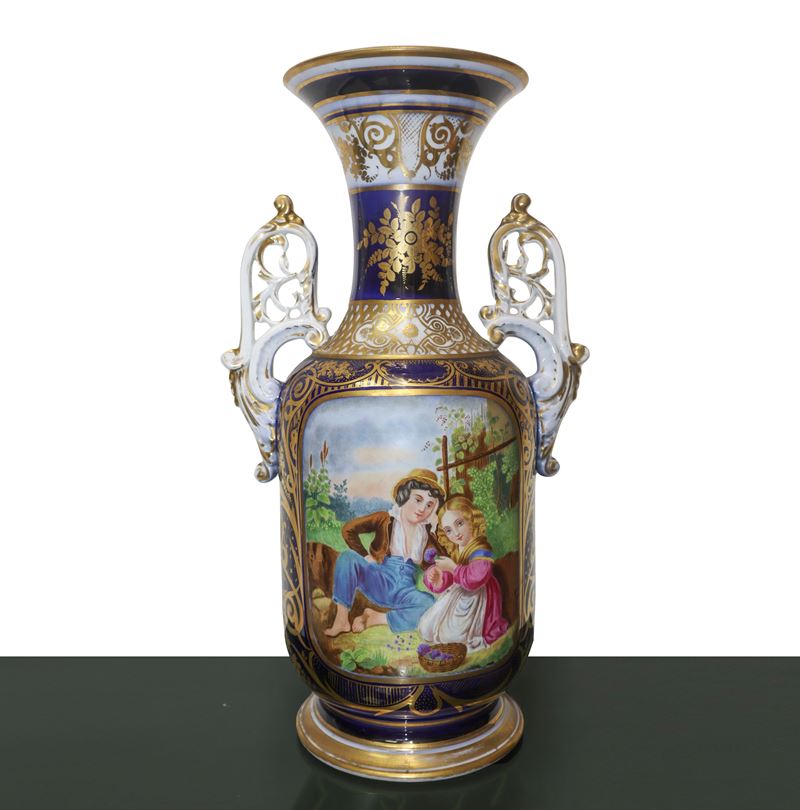 Grande Vaso in Porcellana con i Toni del Blu, Bianco e Oro, Dipinte Scene di Genere e Decorazioni...