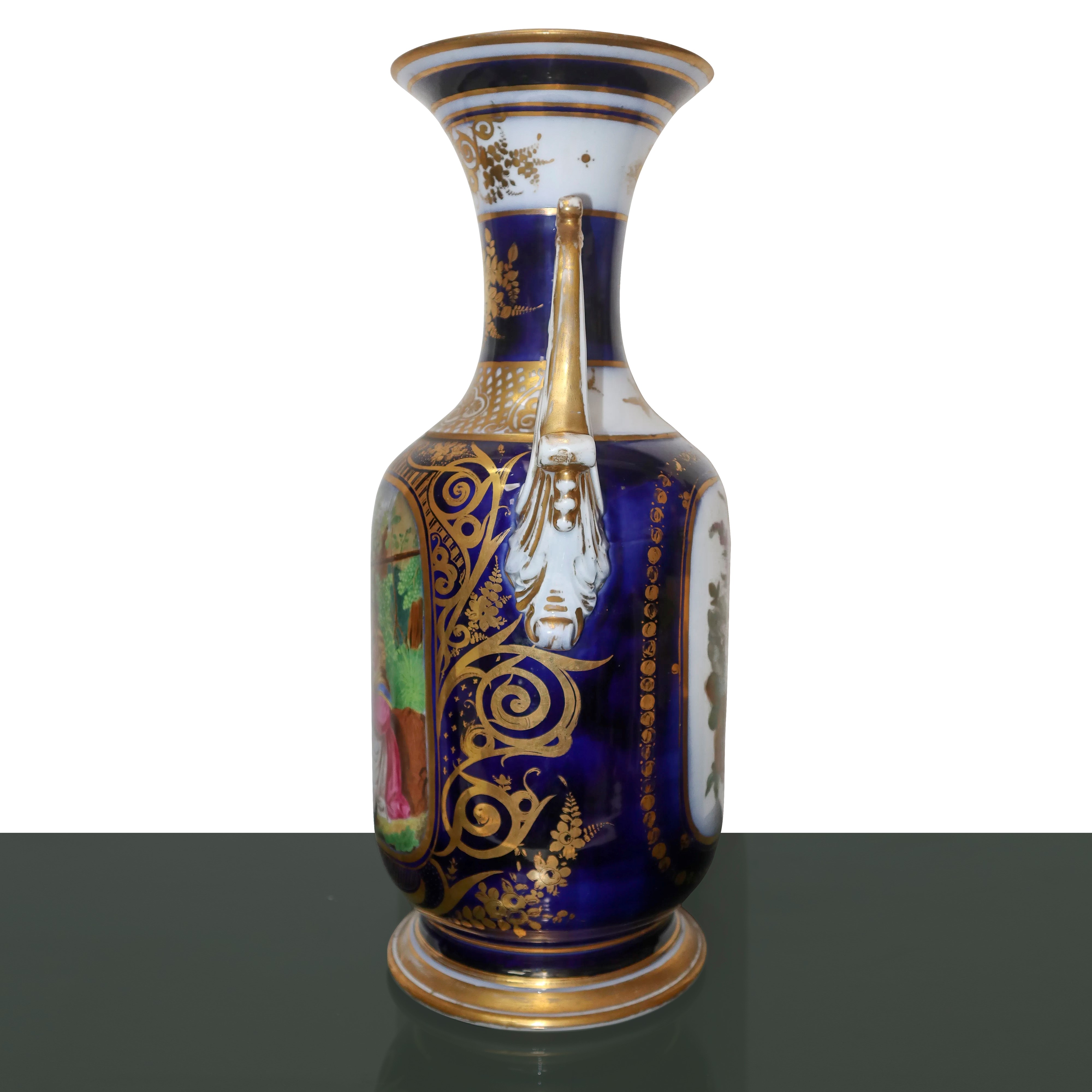Grande Vaso in Porcellana con i Toni del Blu, Bianco e Oro, Dipinte Scene di Genere e Decorazioni...