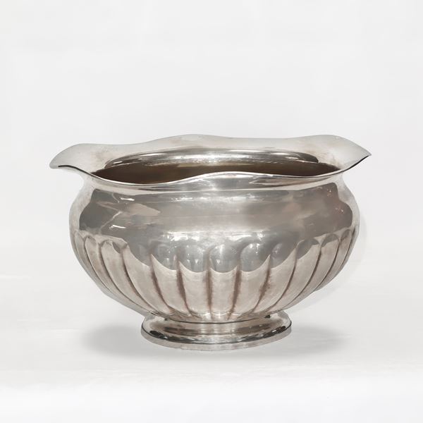 Cup-shaped centerpiece in silver, with embossed lobe decorations.