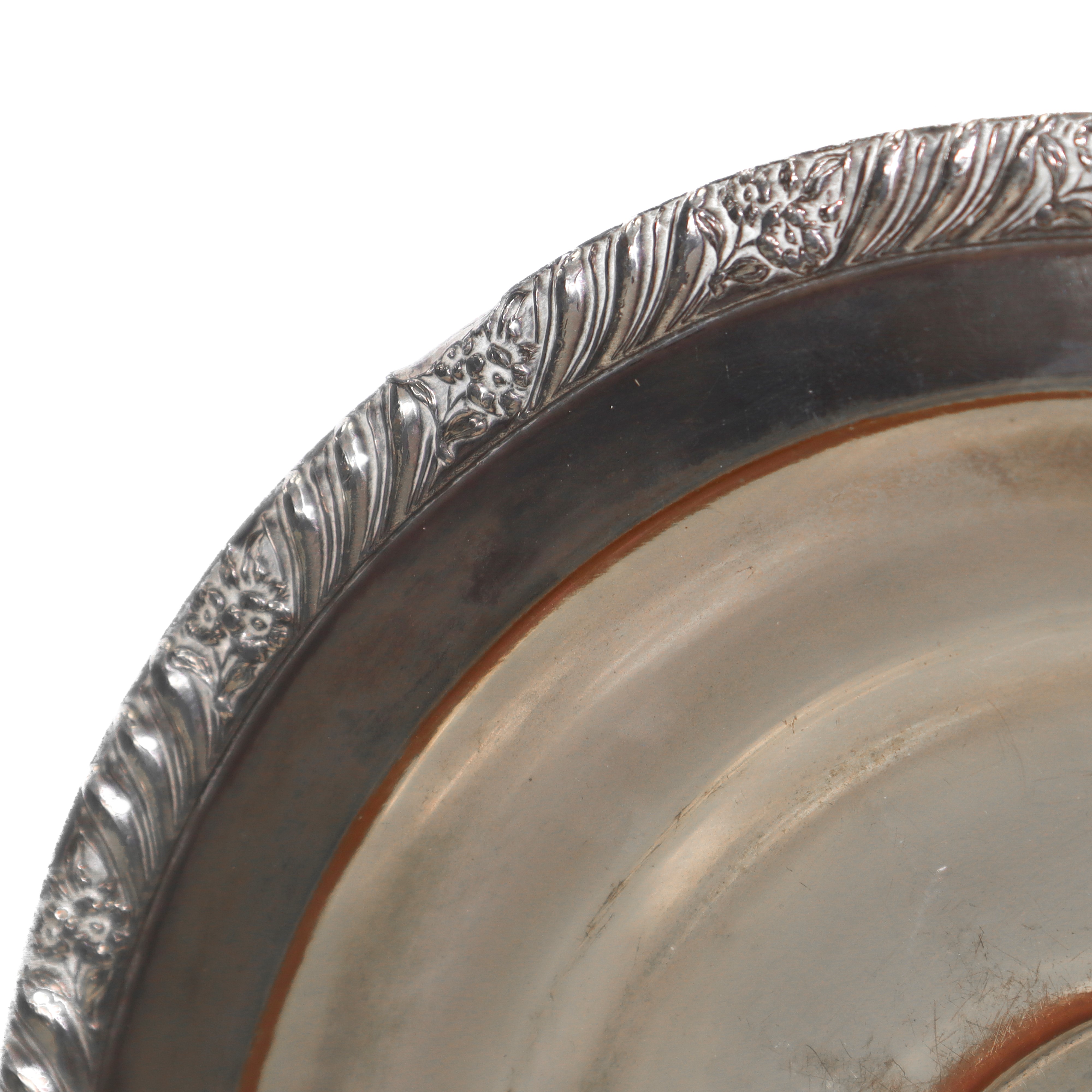 Piatto centrotavola in argento, bordo a doppio strato decorato con motivi floreali