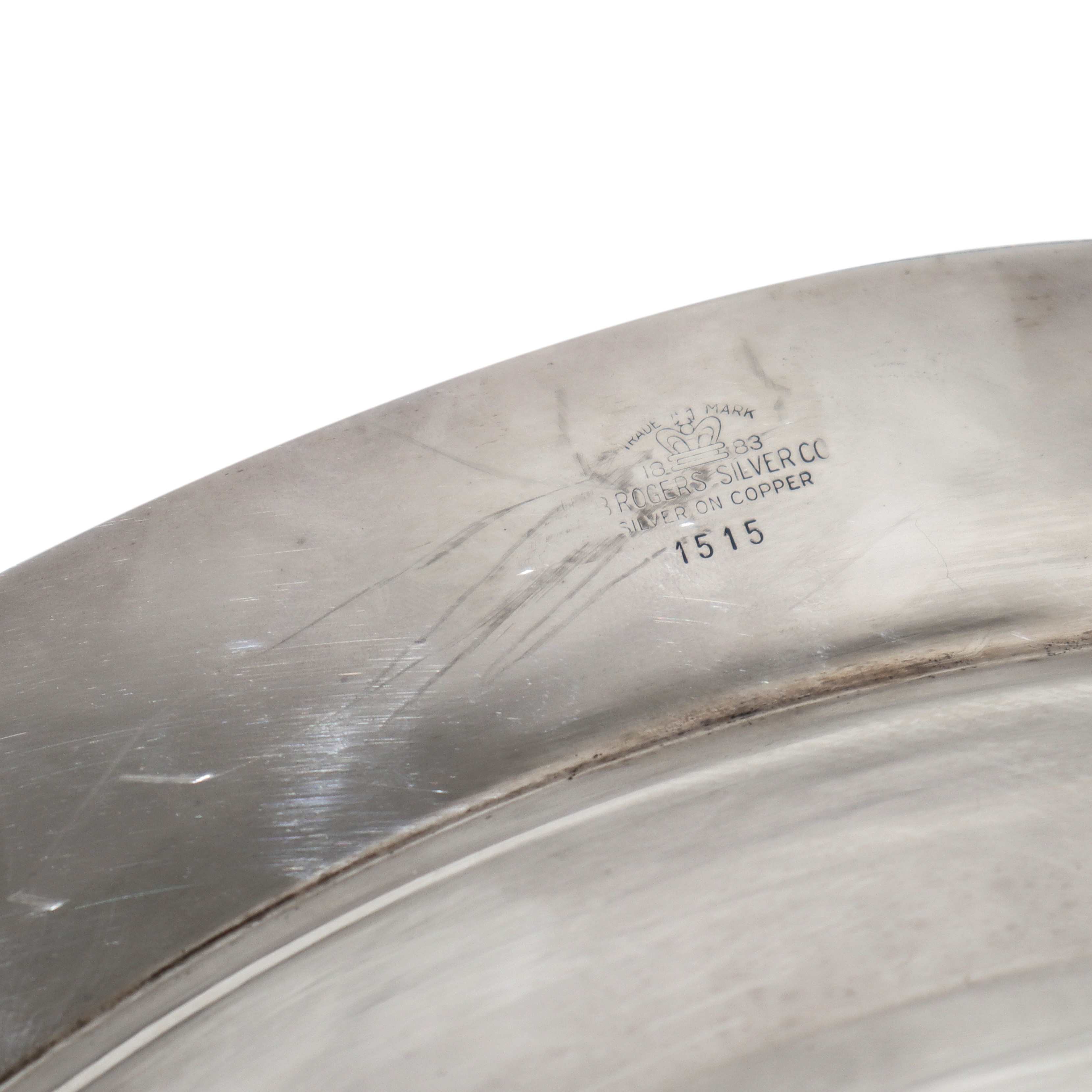 Piatto centrotavola in argento, bordo a doppio strato decorato con motivi floreali