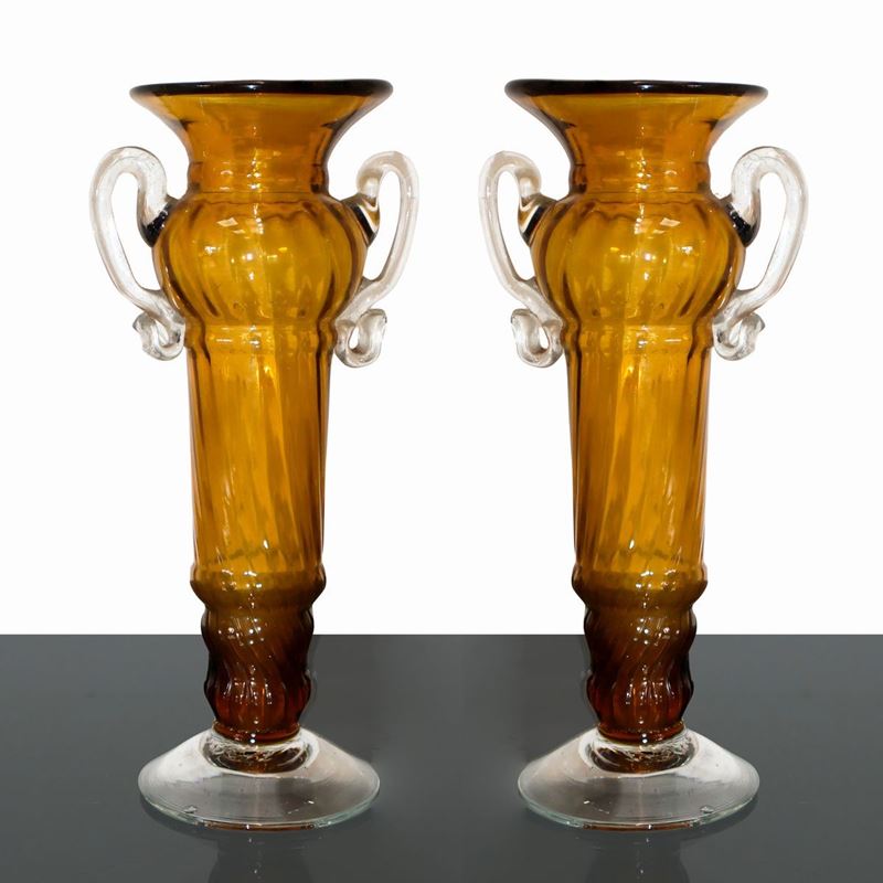 Coppia di piccoli vasi in vetro di Murano, toni giallo pagliesco, H 17 cm