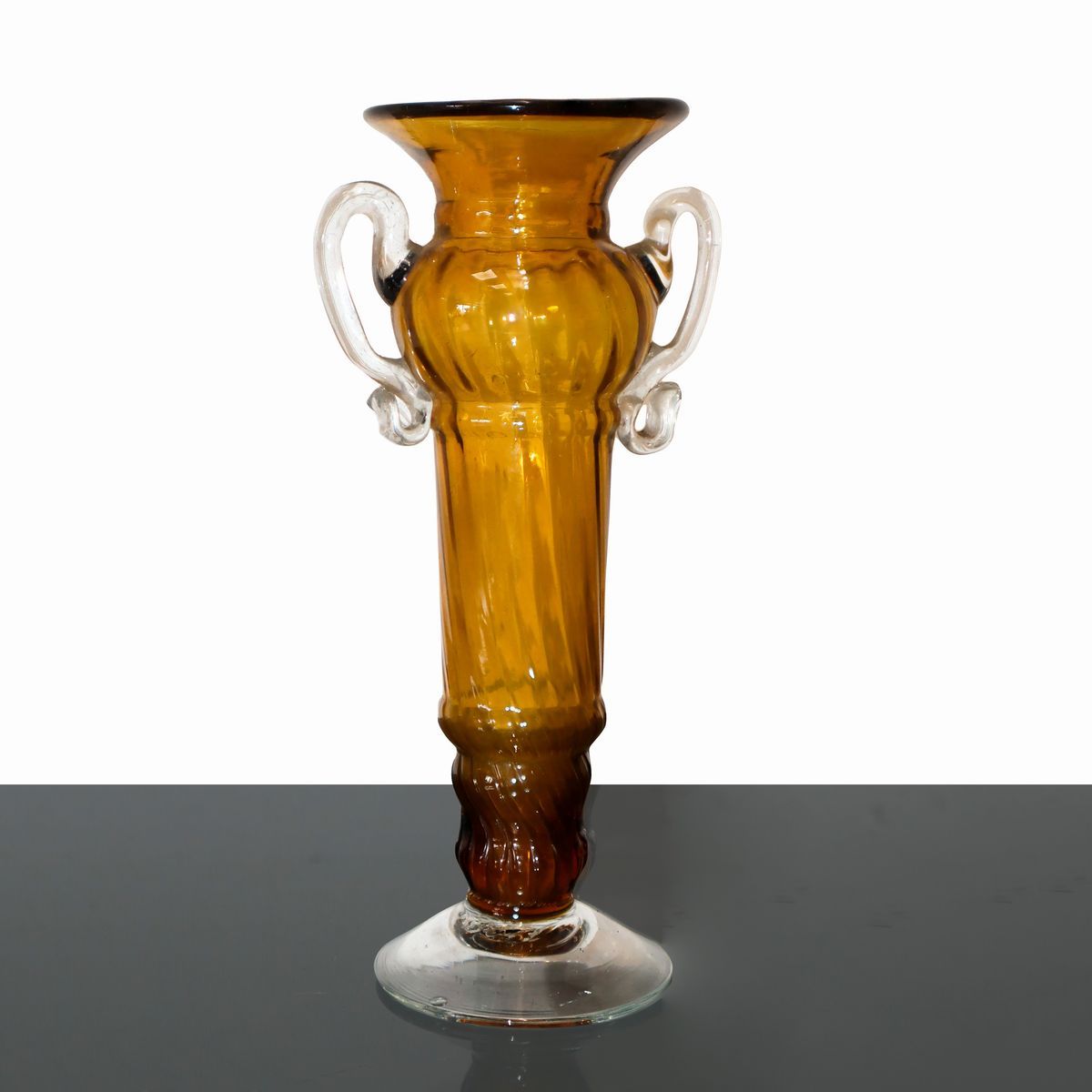 Coppia di piccoli vasi in vetro di Murano, toni giallo pagliesco, H 17 cm