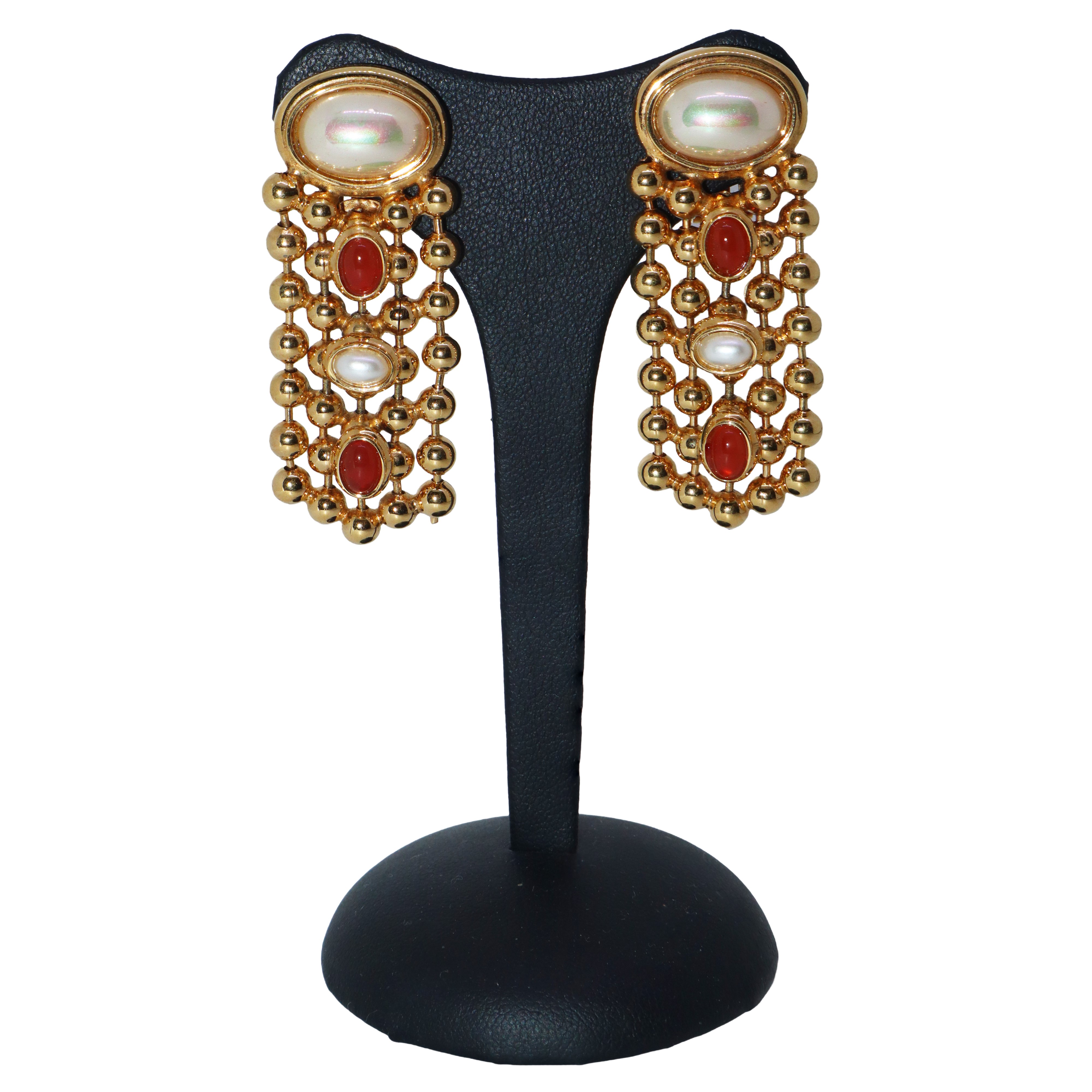 Parure composta da girocollo in metallo dorato e pietre e orecchini, Cascio