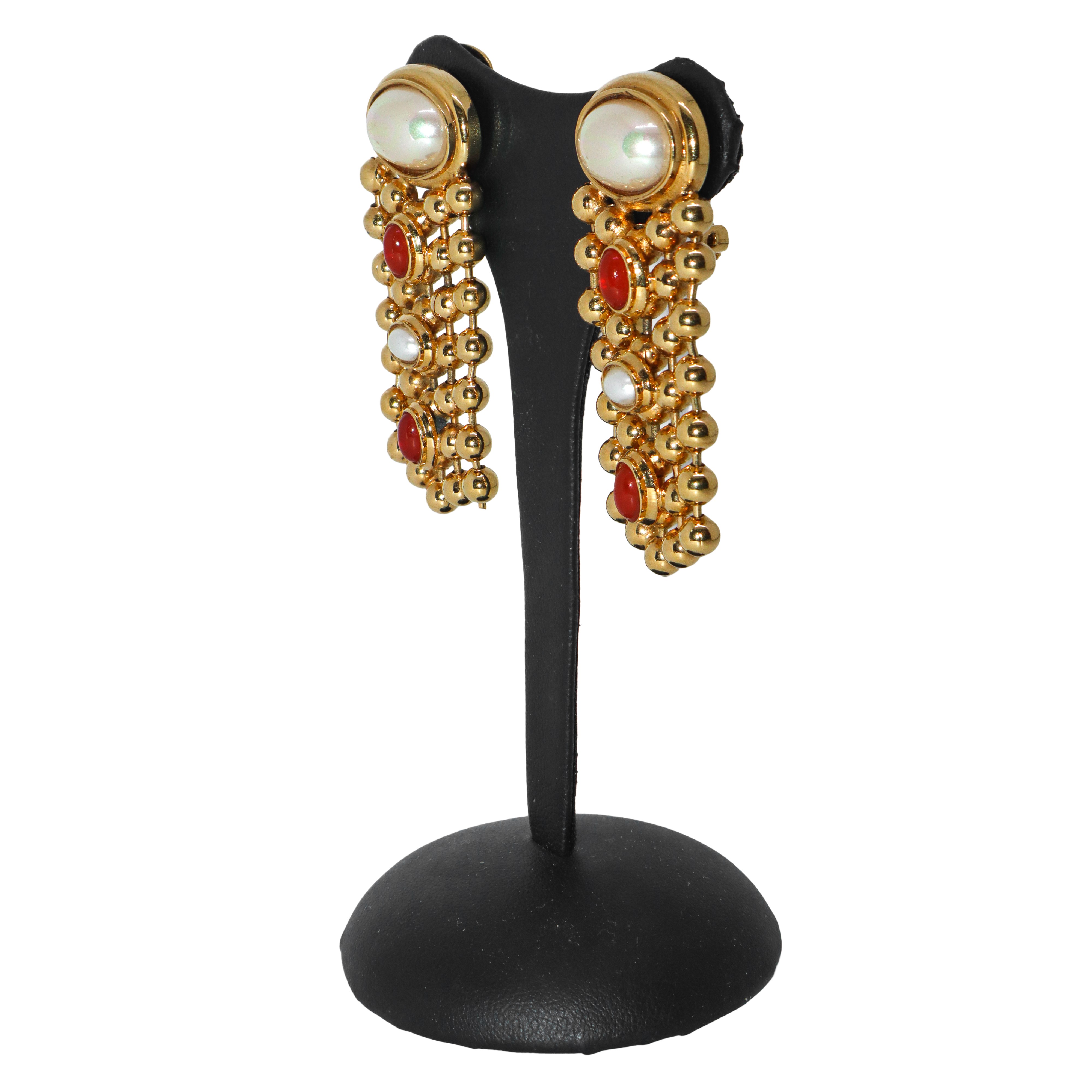 Parure composta da girocollo in metallo dorato e pietre e orecchini, Cascio