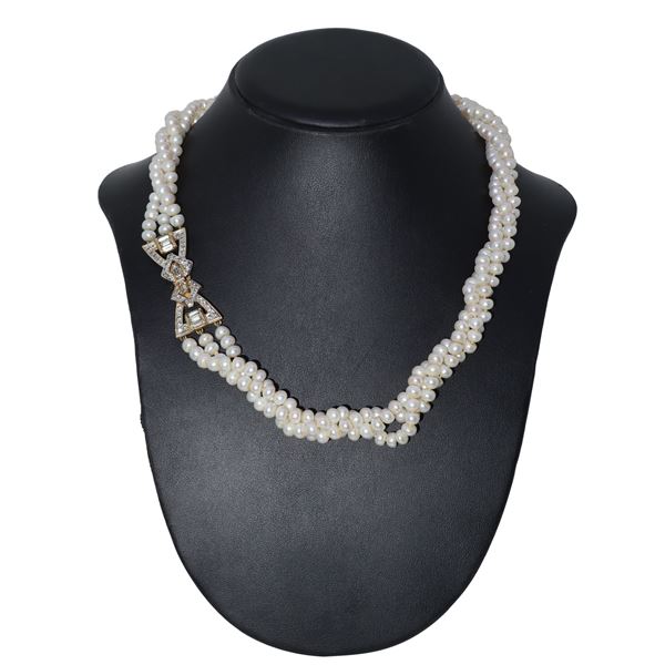 3-strand pearl necklace with rhinestone susta
