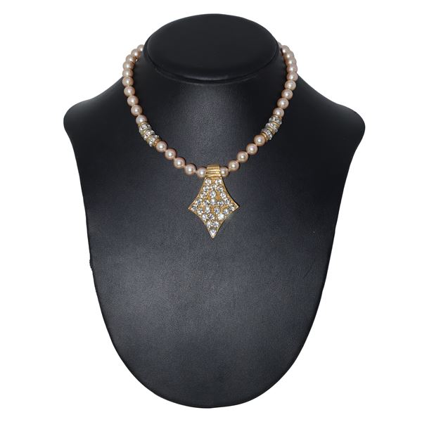 Collana con perle bianche ciondolo e finiture con strass