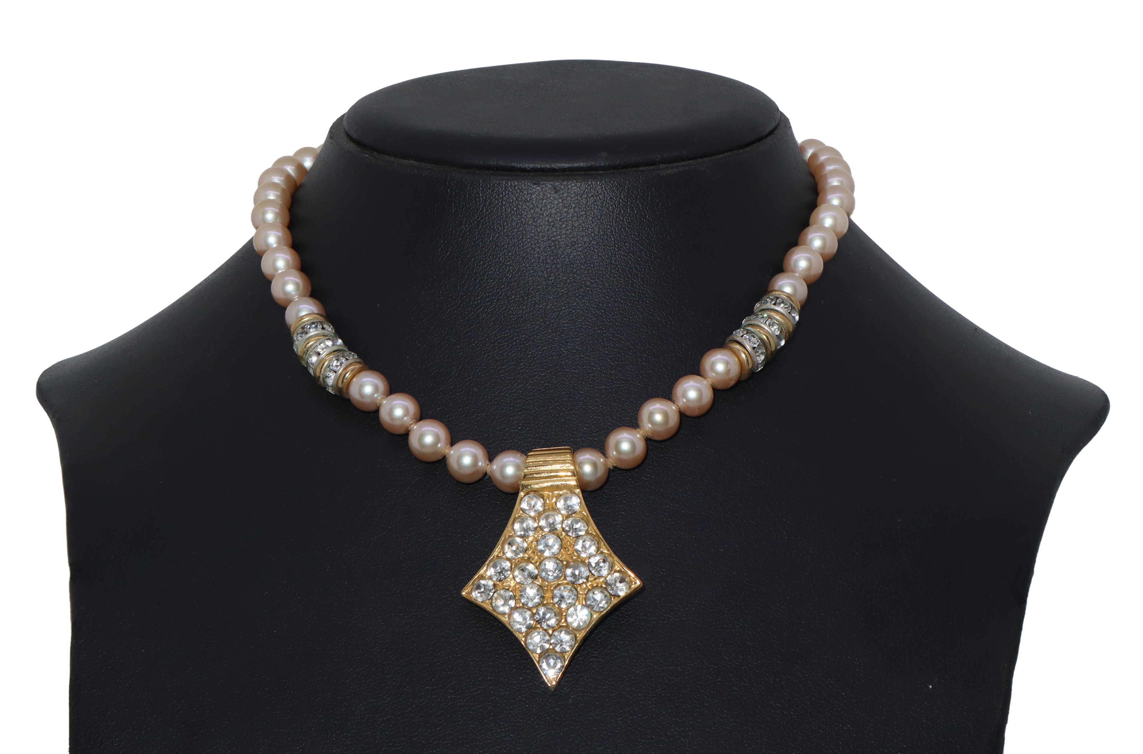 Collana con perle bianche ciondolo e finiture con strass