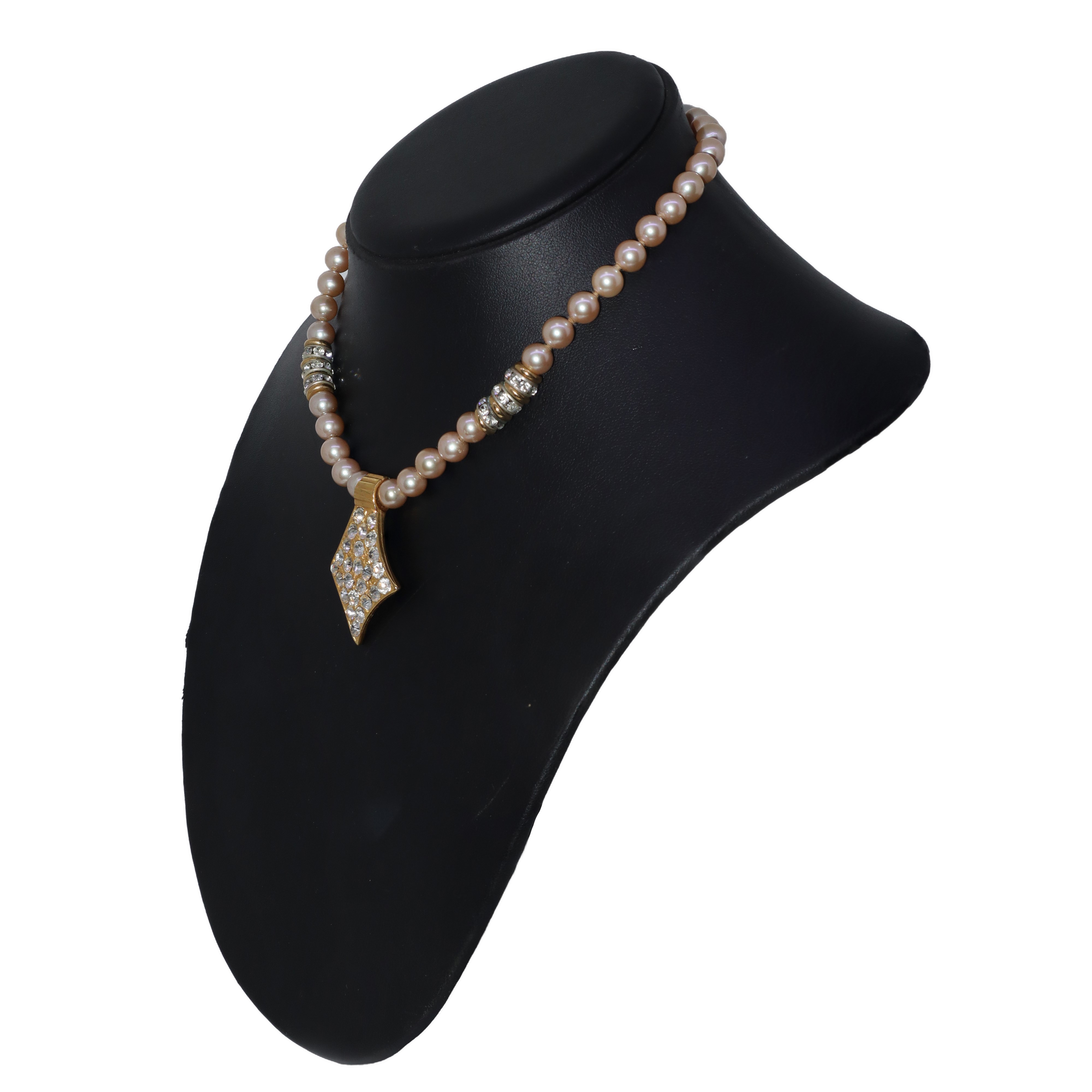 Collana con perle bianche ciondolo e finiture con strass