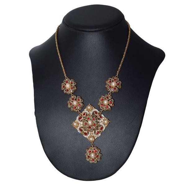 Bozart Bijoux - Collana con catena dorata e filigranata, pietre rosse , perle e strass