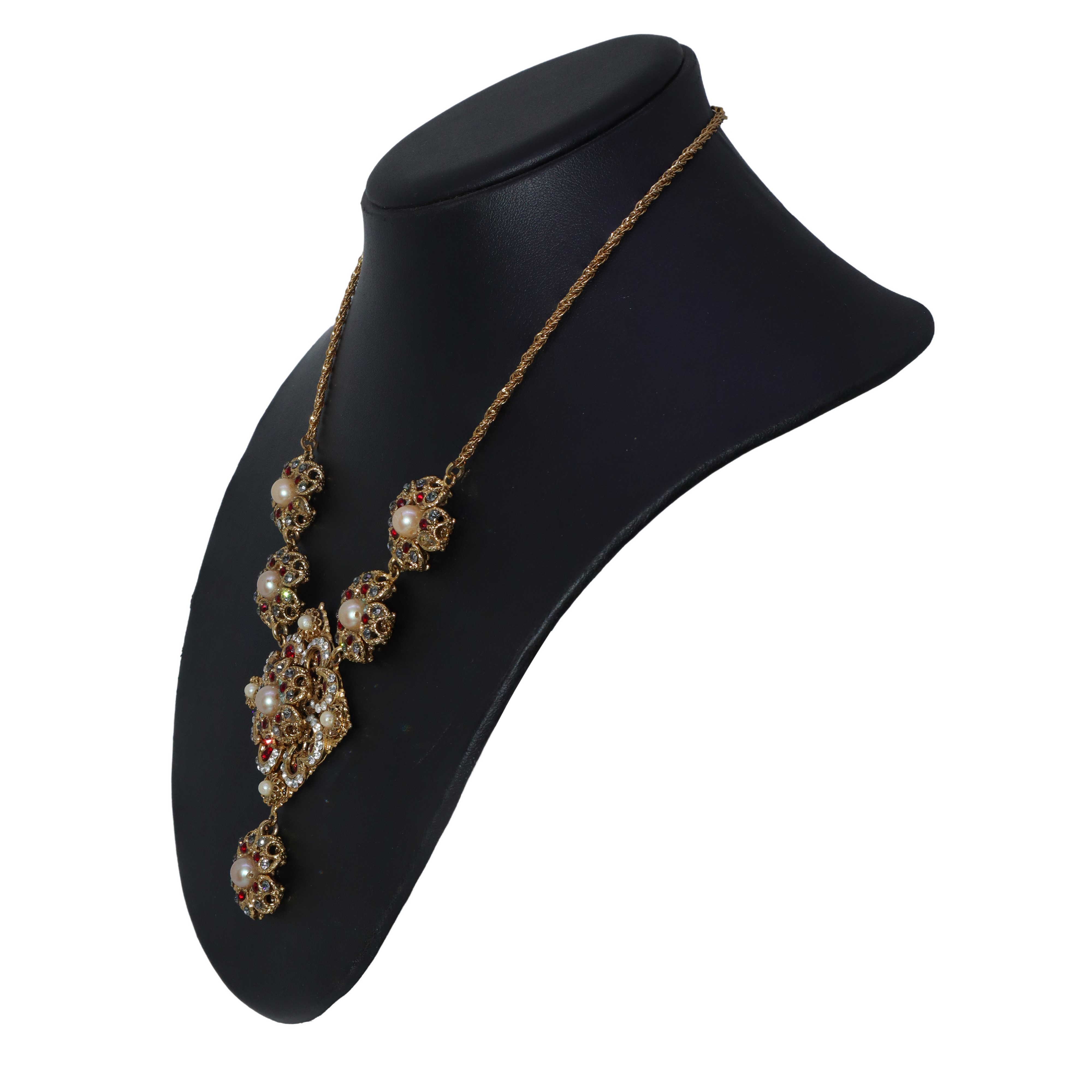 Collana con catena dorata e filigranata, pietre rosse , perle e strass