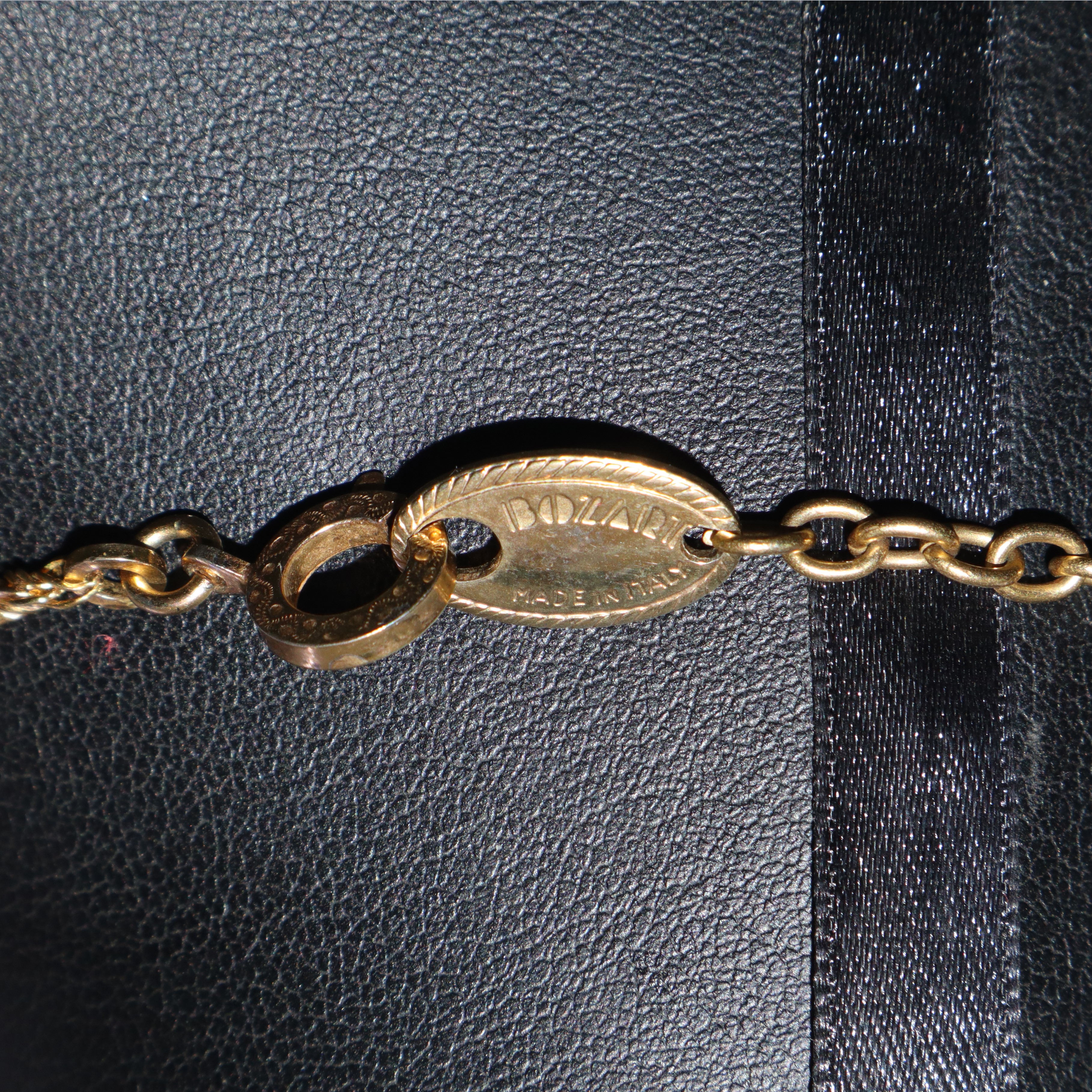 Collana con catena dorata e filigranata, pietre rosse , perle e strass