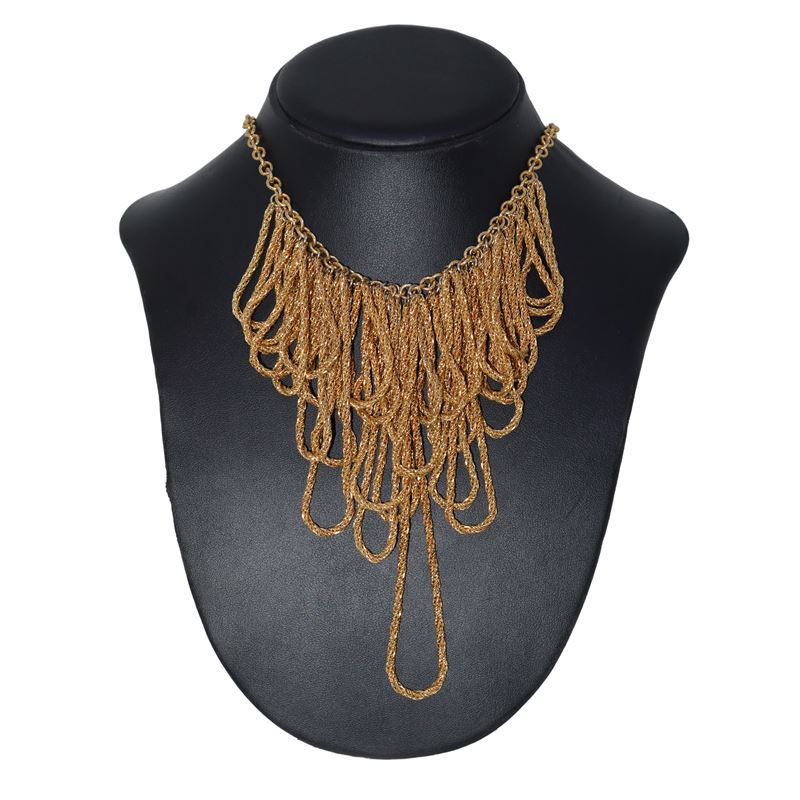 Collana con catena dorata e filigranata