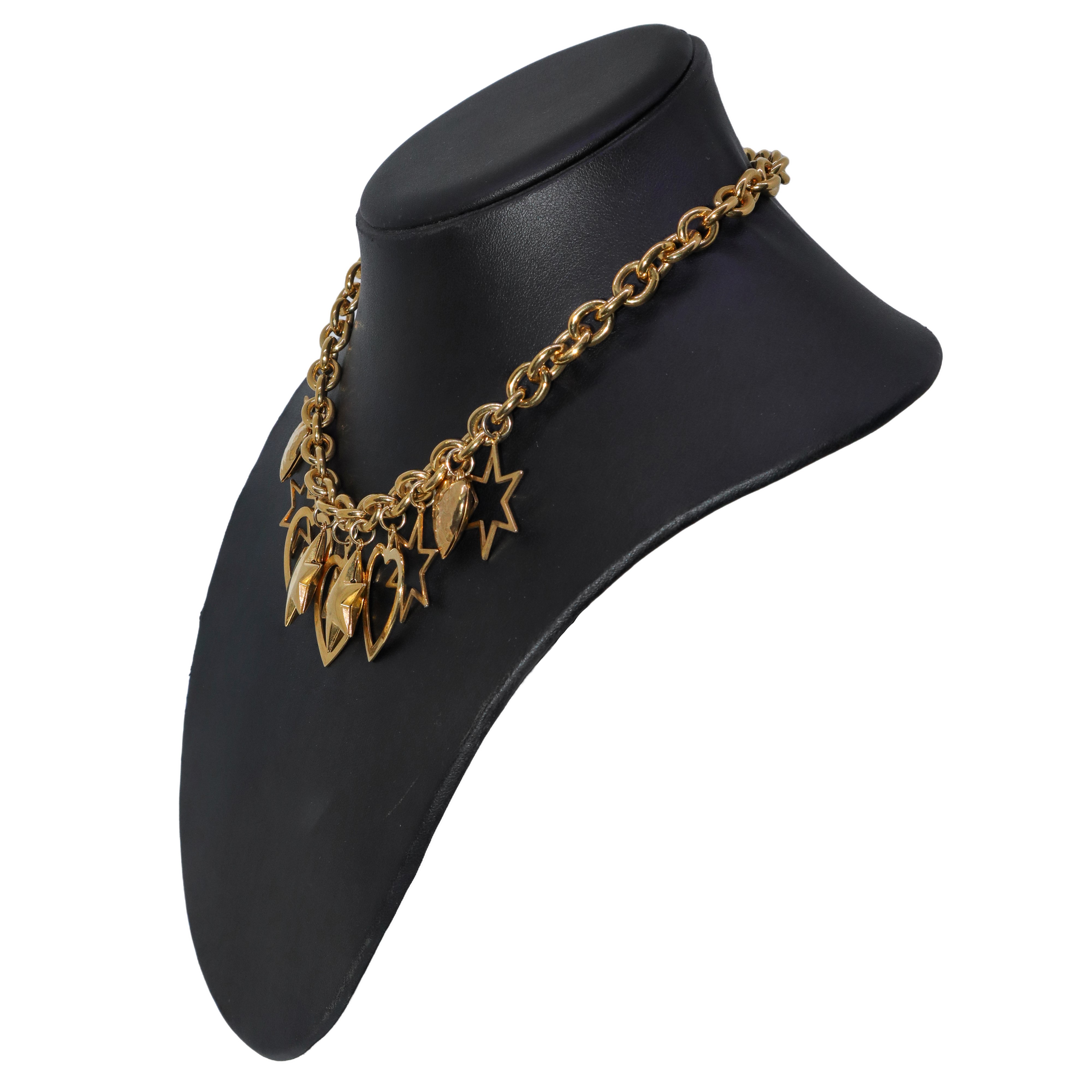 Collana in metallo dorato con charms di stelle e cuori