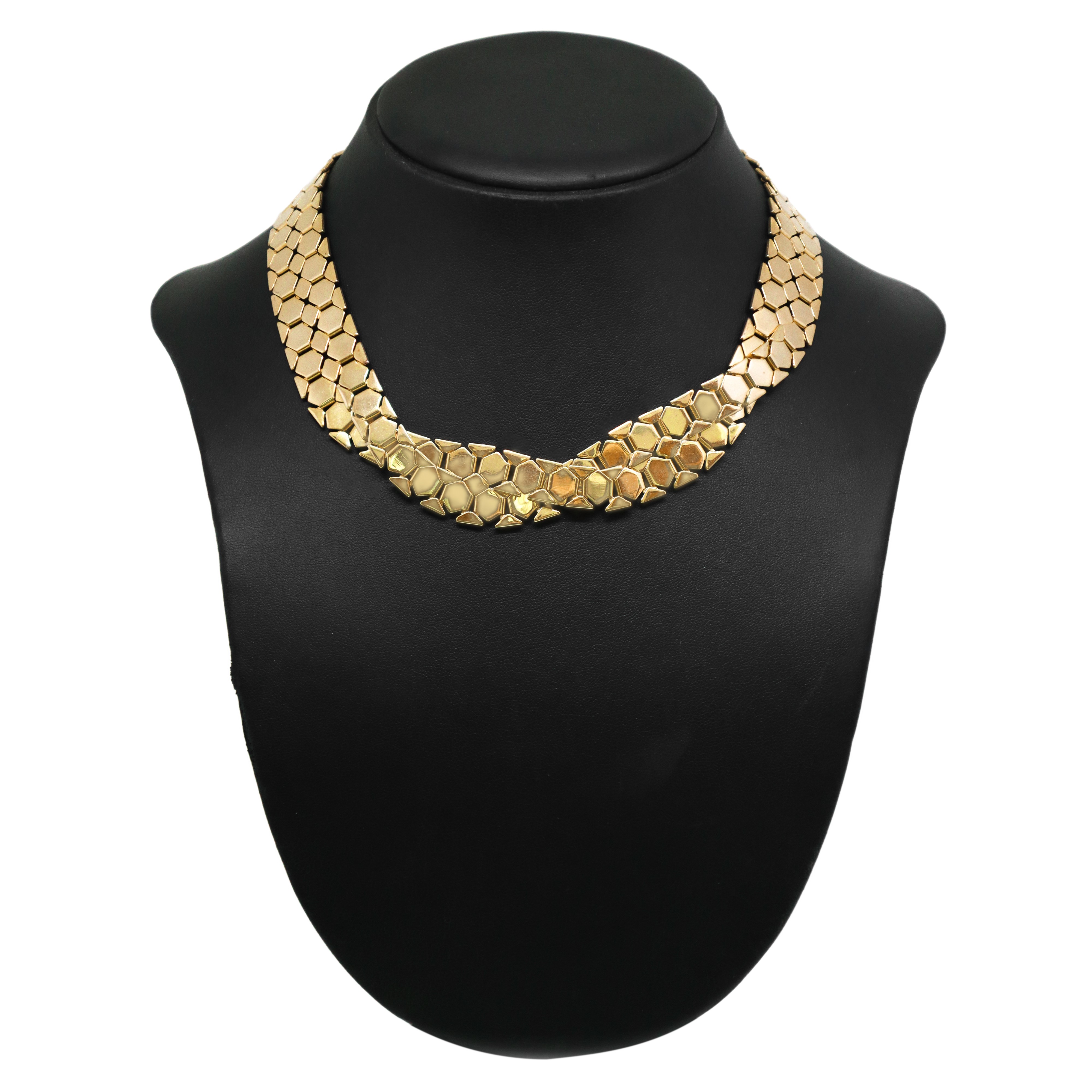 Collana in metallo dorato con giro sul davanti