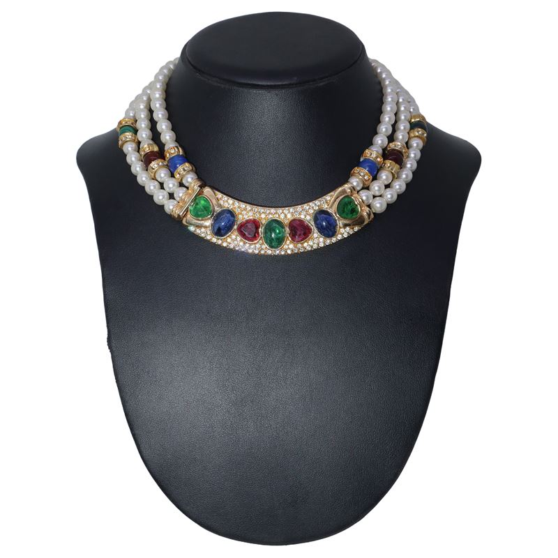 Collana con 3 fili di perle e centrale con pietre colorate e strass