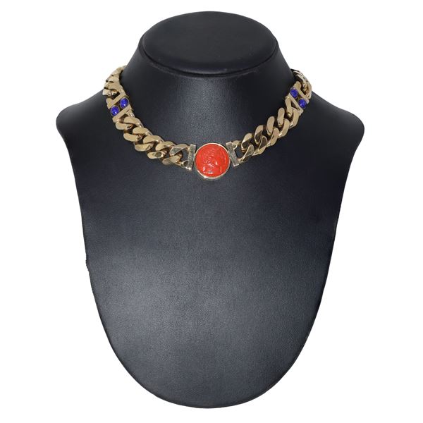 Collana in metallo dorato e cammeo rosso e blu