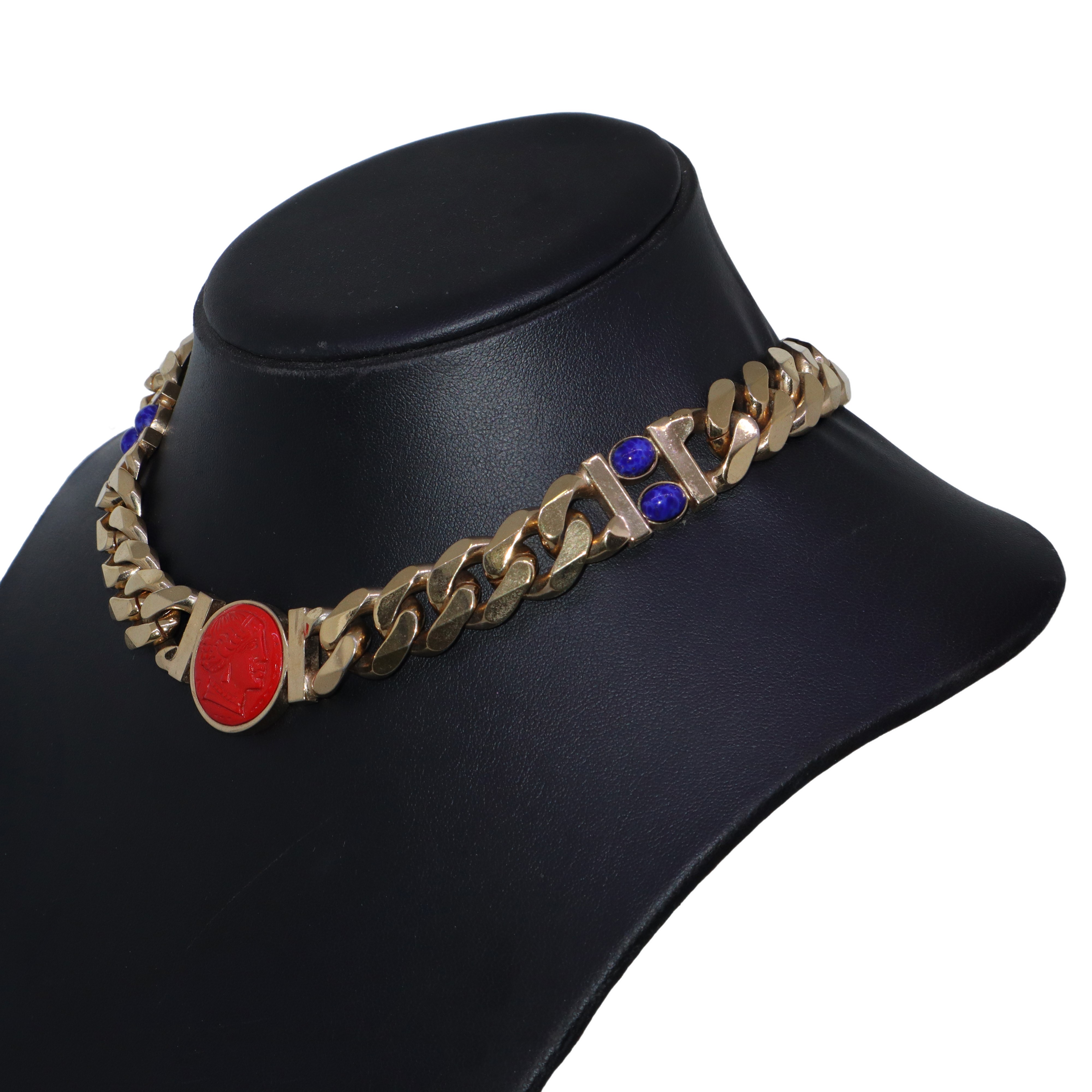 Collana in metallo dorato e cammeo rosso e blu