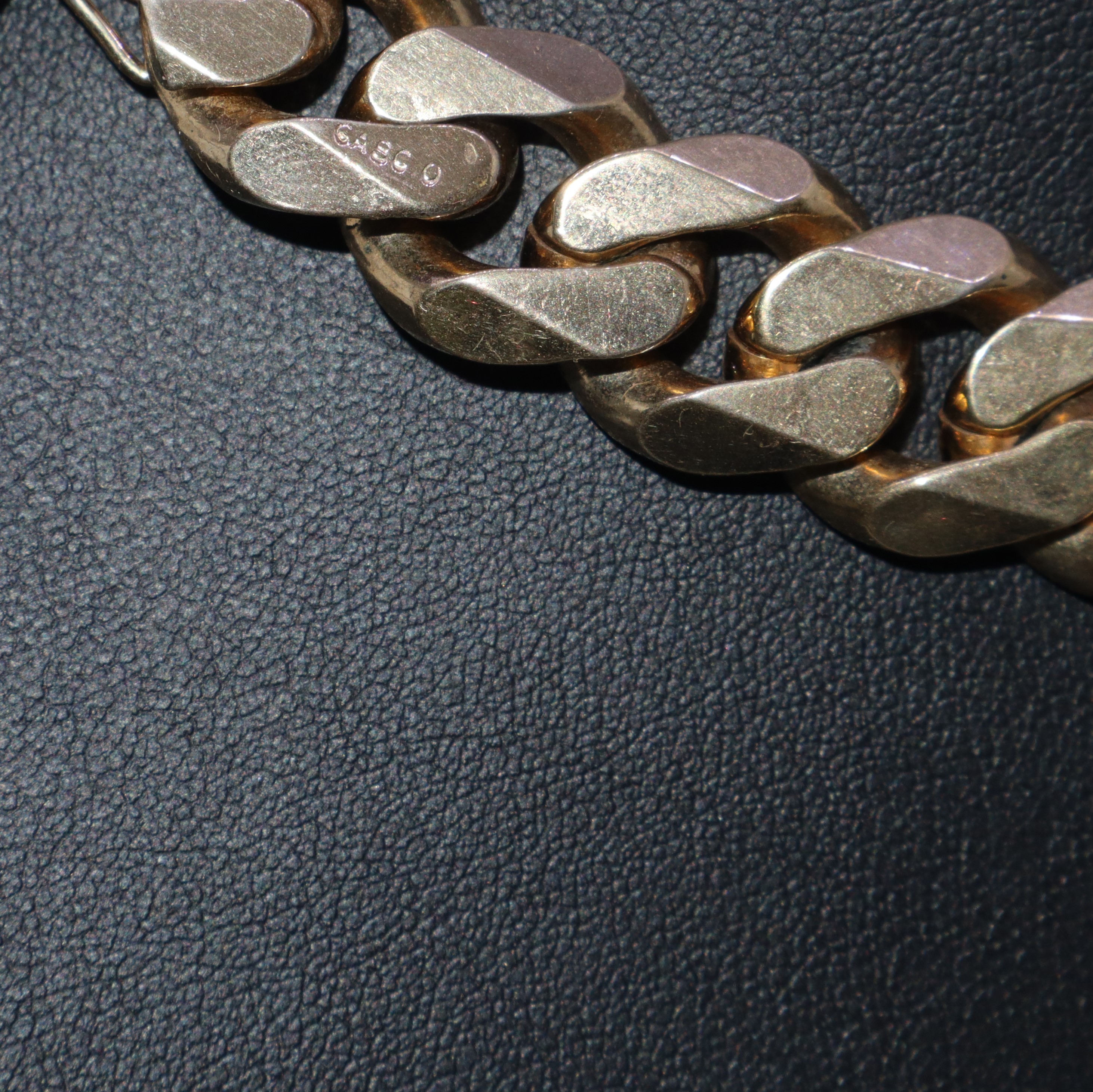 Collana in metallo dorato e cammeo rosso e blu