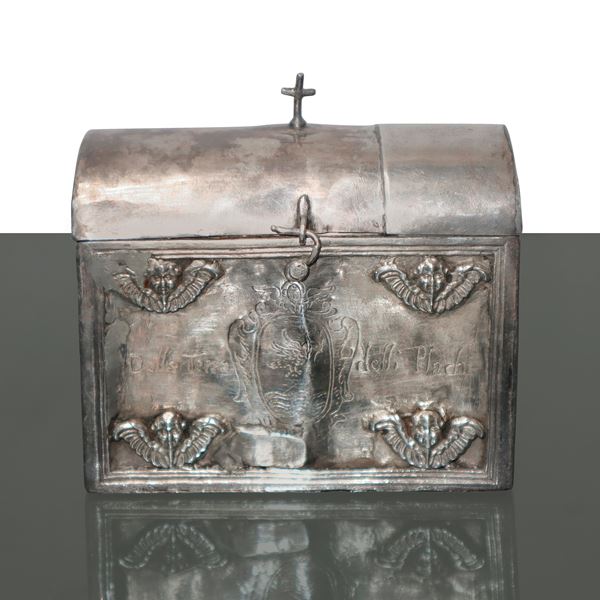 Porta Olio Santo, involucro esterno in argento, contenitore in metallo.