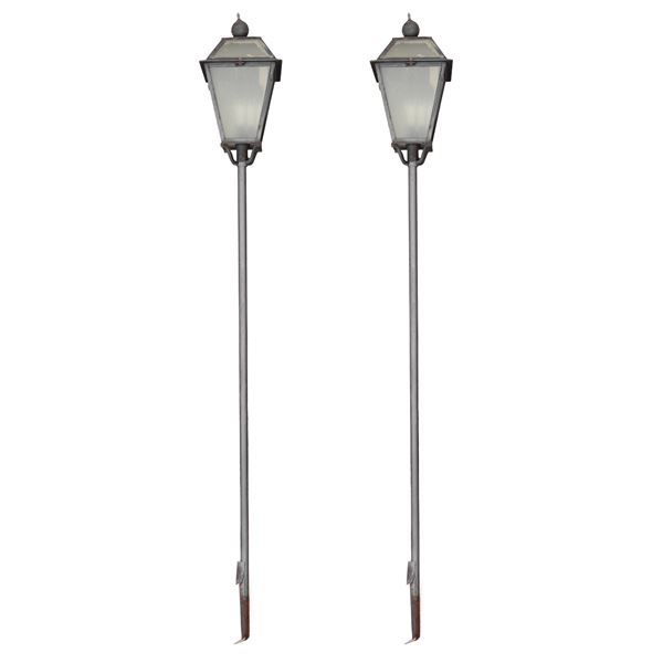 Pair of lampposts with iron pole
