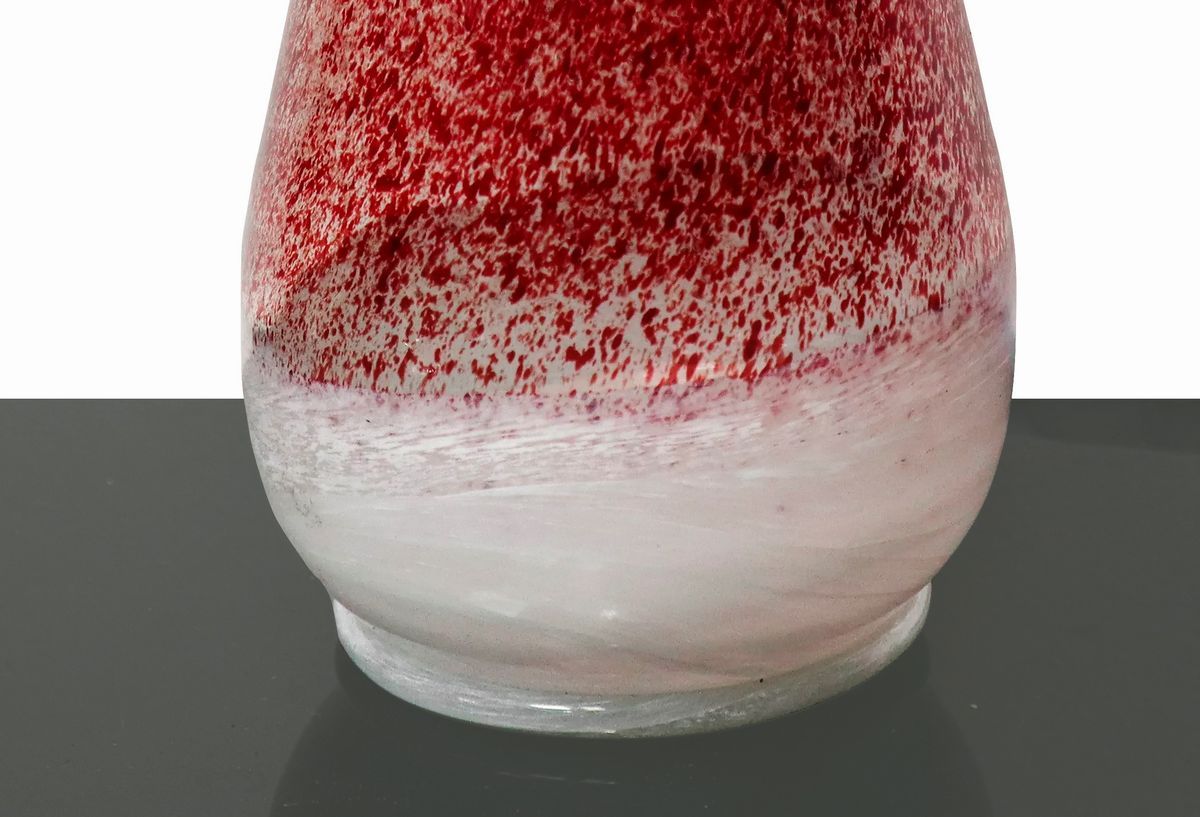 Vaso Biansato in Vetro nei Toni del Rosso