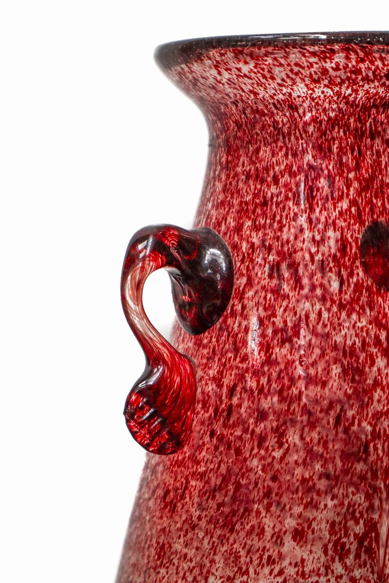 Vaso Biansato in Vetro nei Toni del Rosso