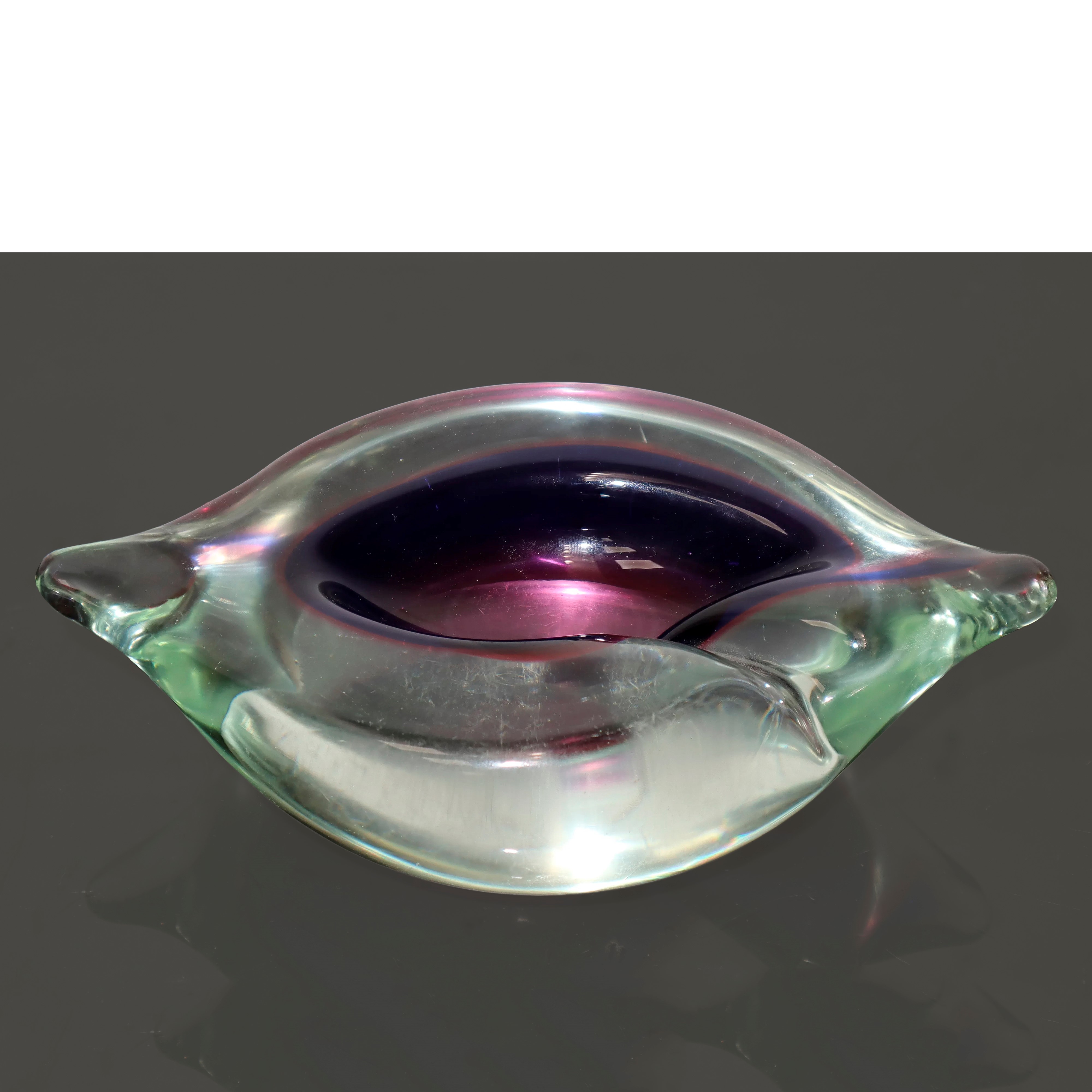 Posacenere a guisa di conchiglia con iridescenze nei toni del viola e del rosa