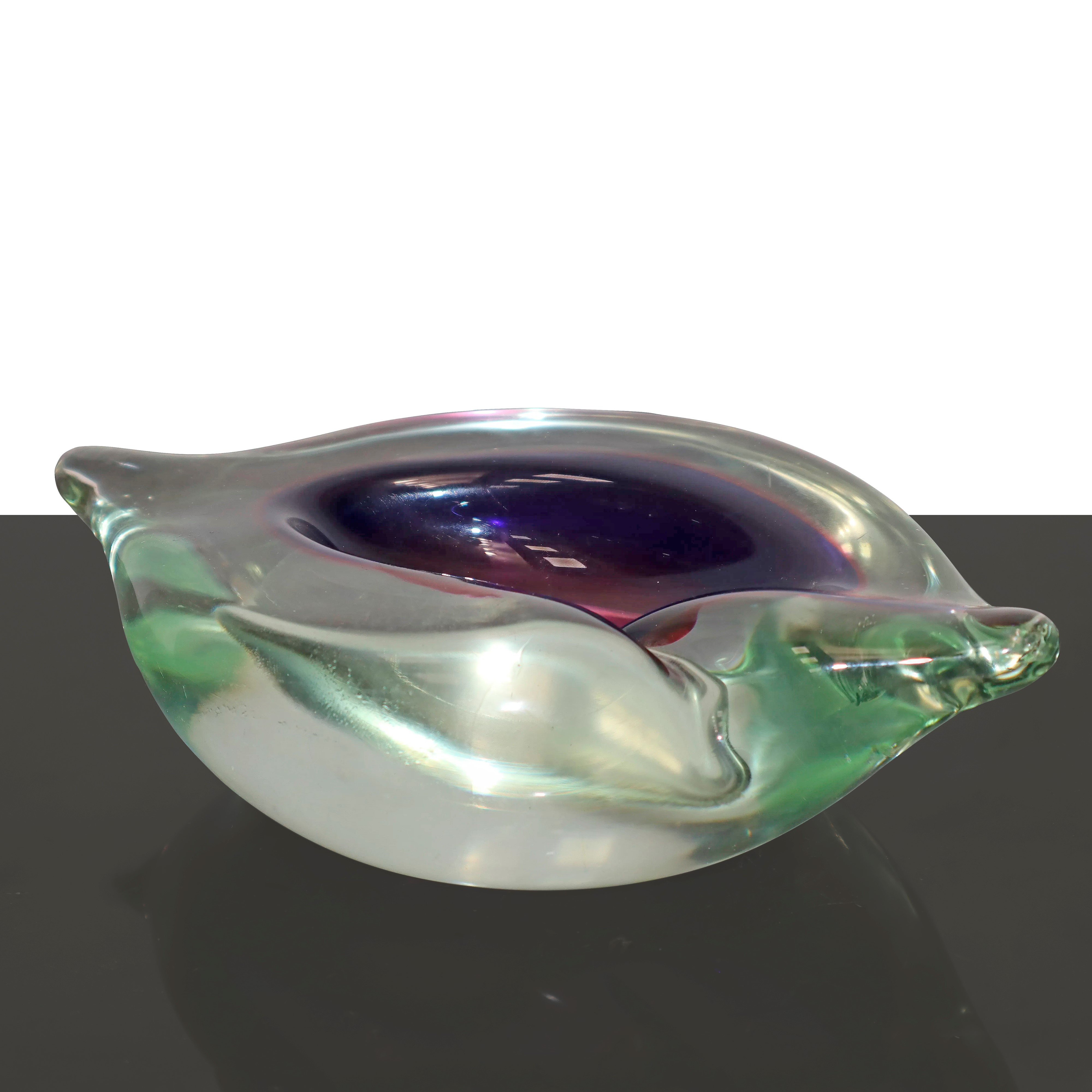 Posacenere a guisa di conchiglia con iridescenze nei toni del viola e del rosa