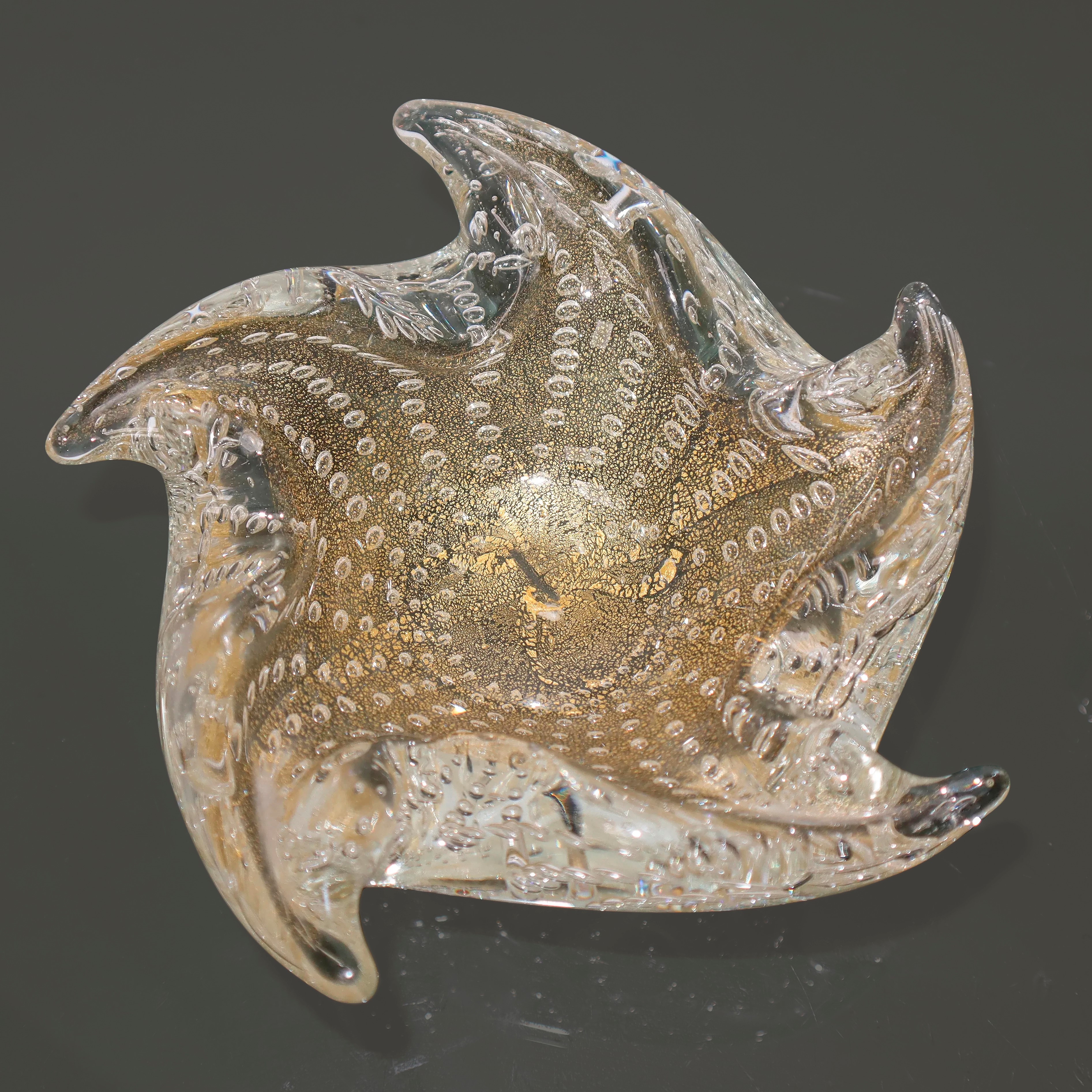 Coppia di stelle in vetro di Murano pulegoso con iridescenze nei toni dell'oro